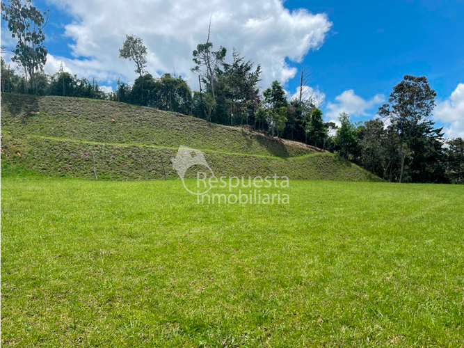 Lote en venta en Yarumal, Medellín, 3648 m² · foto 4 de 8