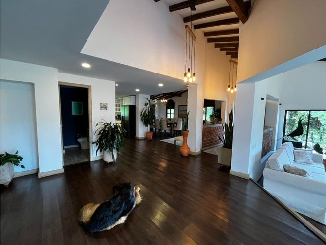 Casa de 6 alcobas en venta en Medellín, 746 m² · foto 2 de 24