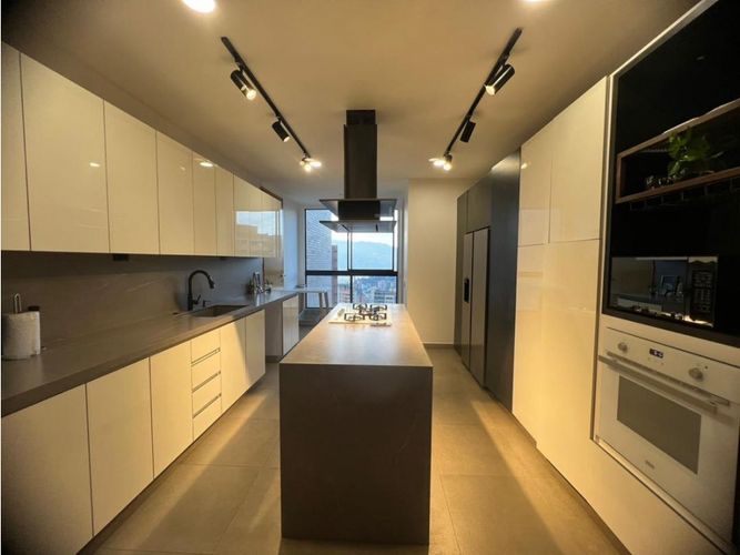 Apartamento de 3 alcobas en venta en El Tesoro, Medellín, 235 m² · foto 12 de 24