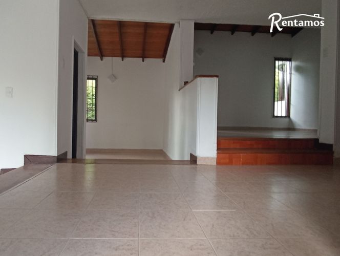 Casa de 3 alcobas en arriendo en La Linde, Medellín, 200 m² · foto 2 de 14