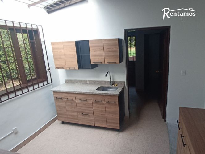 Casa de 3 alcobas en arriendo en La Linde, Medellín, 200 m² · foto 4 de 14