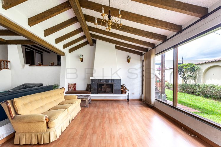 Casa de 4 alcobas en venta en Niza, Bogotá, 415 m² · foto 2 de 23