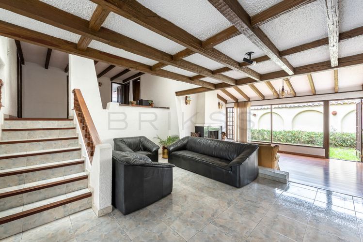 Casa de 4 alcobas en venta en Niza, Bogotá, 415 m² · foto 3 de 23