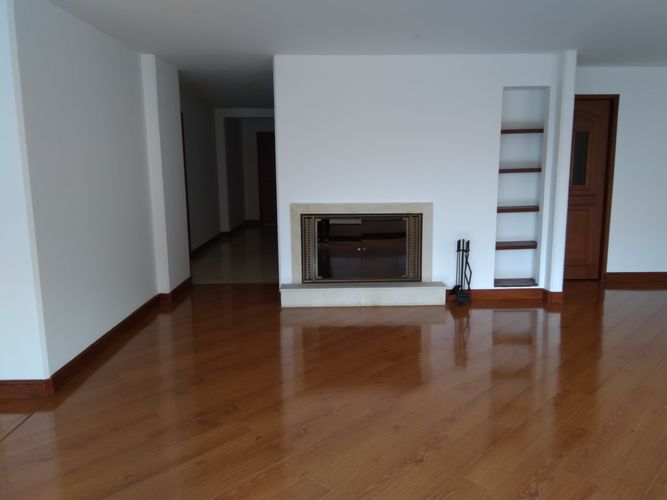 Apartamento de 4 alcobas en venta en La Cabrera, Bogotá, 212 m² · foto 2 de 24