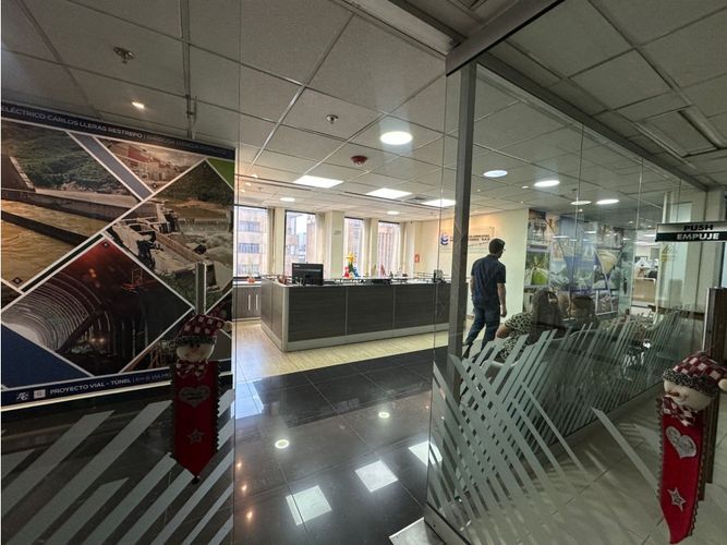 Oficina en venta en La Candelaria, Medellín, 707 m² · foto 2 de 14