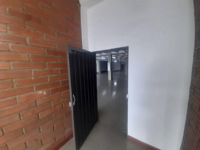 Bodega en arriendo en El Poblado, Medellín, 870 m² · foto 17 de 21