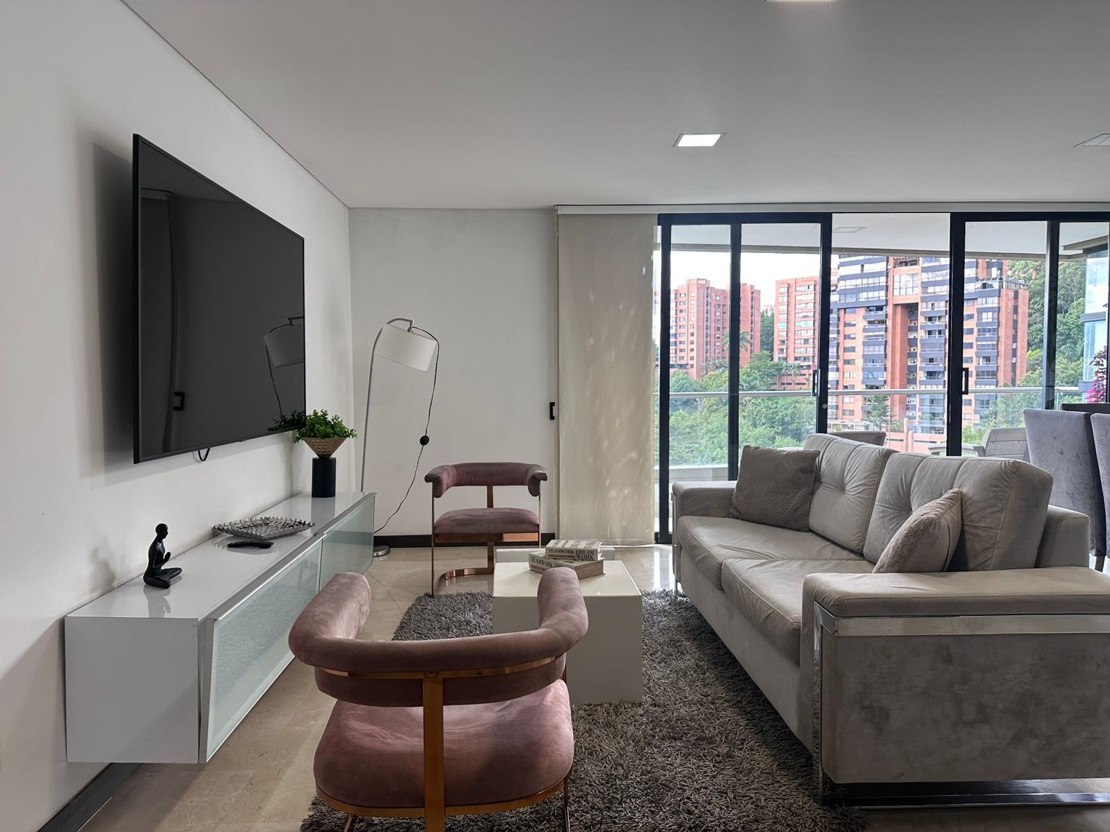 Apartamento en arriendo en El Poblado, Medellín · foto 3 de 16