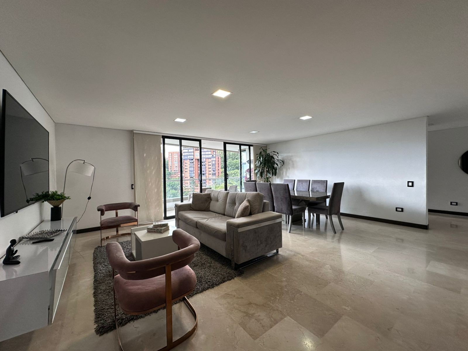 Apartamento en arriendo en El Poblado, Medellín · foto 2 de 16