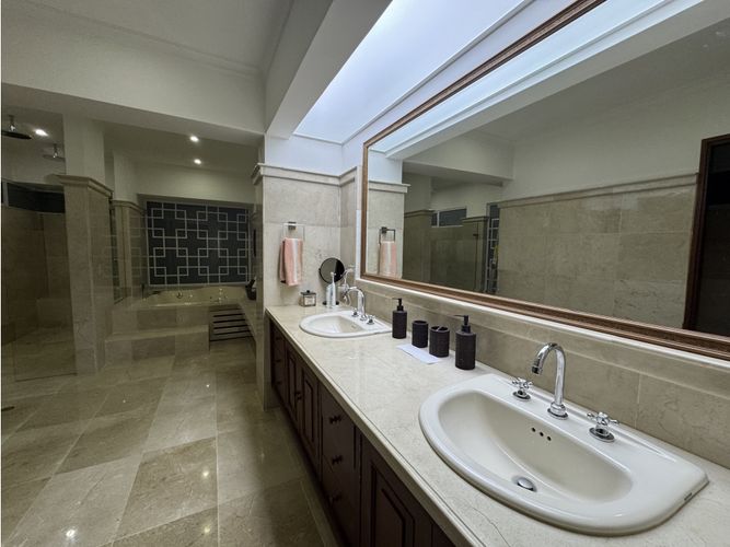 Casa de 5 alcobas en venta en Hsd. San Jose, Envigado, 450 m² · foto 14 de 24