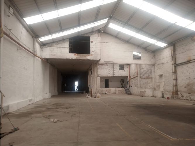 Bodega en venta en Centro, Itagüí, 1300 m² · foto 2 de 13