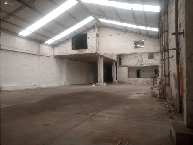 Bodega en venta en Centro, Itagüí, 1300 m² · foto 3 de 13