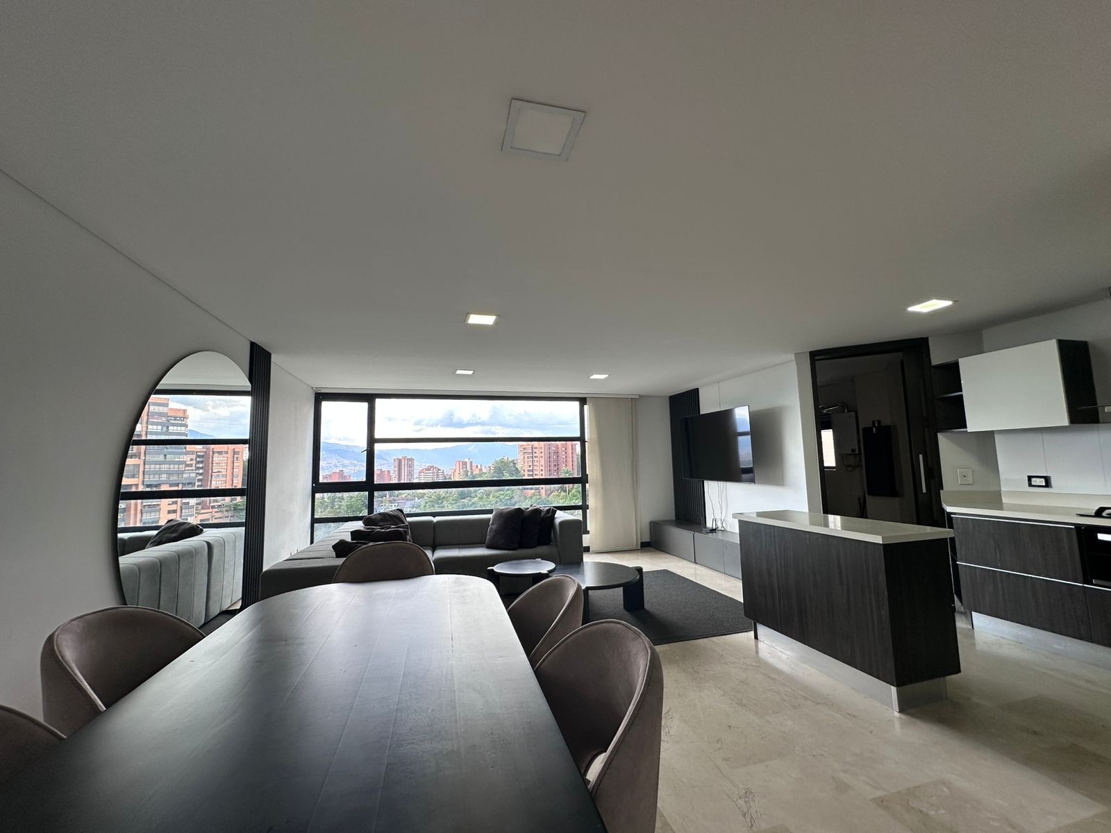 Apartamento en arriendo en El Poblado, Medellín · foto 2 de 18