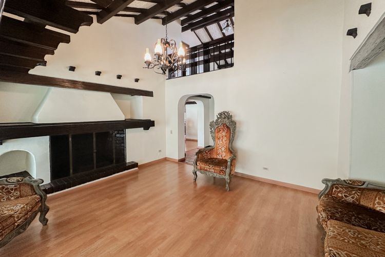 Casa de 4 alcobas en venta en Niza, Bogotá, 313 m² · foto 2 de 21