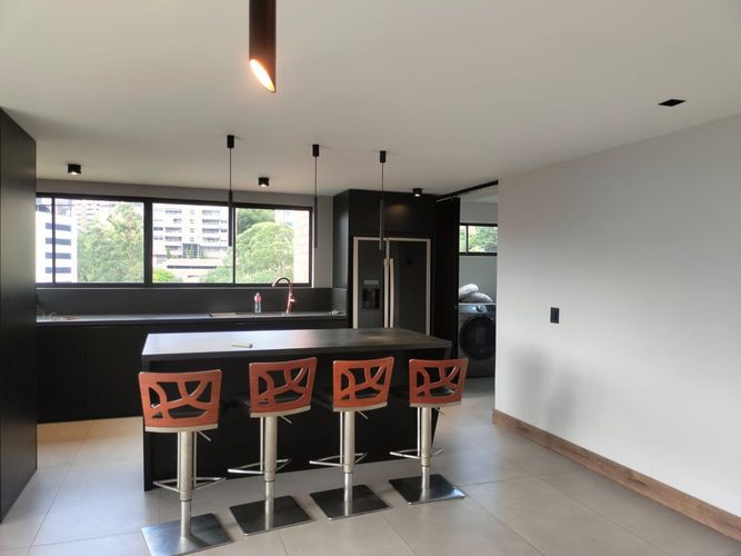 Apartamento de 3 alcobas en arriendo en El Poblado, Medellín, 188 m² · foto 6 de 19