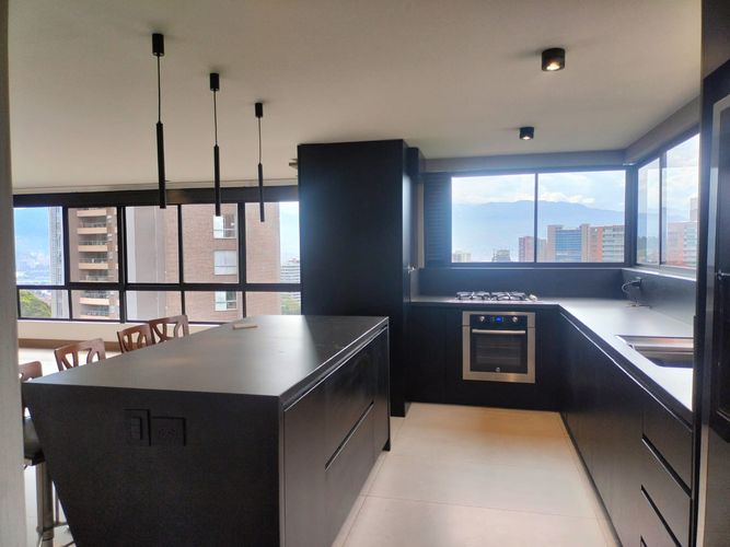 Apartamento de 3 alcobas en arriendo en El Poblado, Medellín, 188 m² · foto 4 de 19