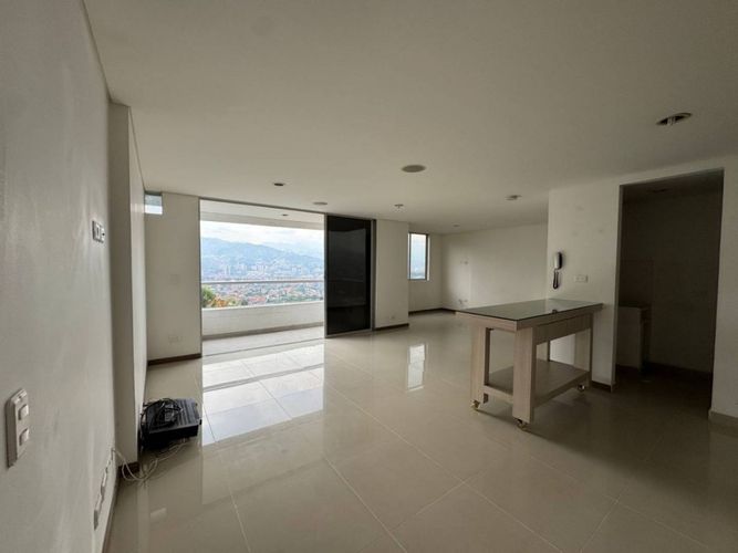 Apartamento de 2 alcobas en venta en Las Cometas, Envigado, 75 m² · foto 2 de 24
