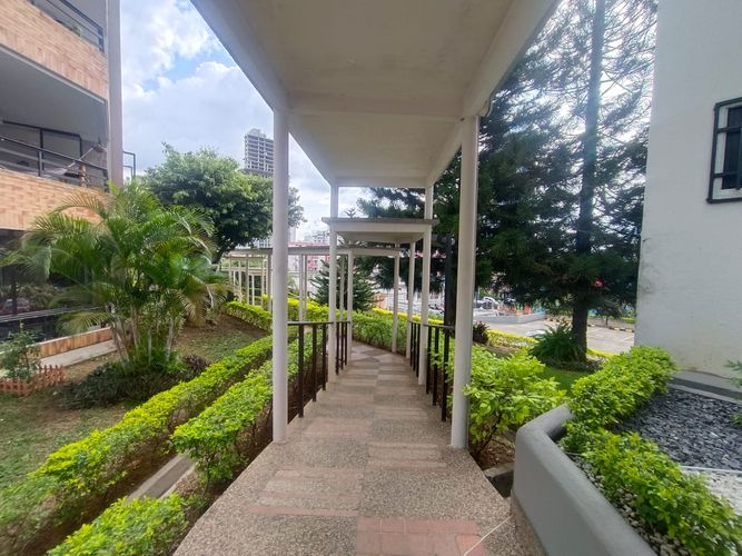 Apartamento de 3 alcobas en venta en Cañaveral, Floridablanca, 131 m² · foto 2 de 20