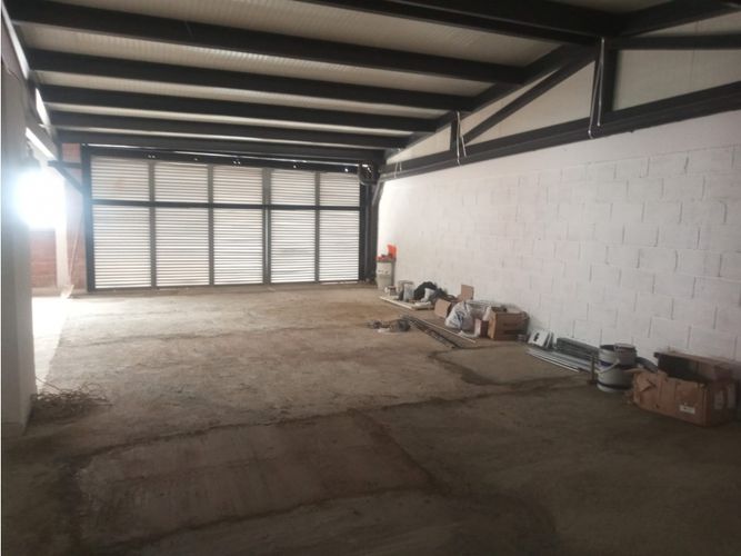 Bodega en arriendo en Caqueta, La Estrella, 240 m² · foto 2 de 9