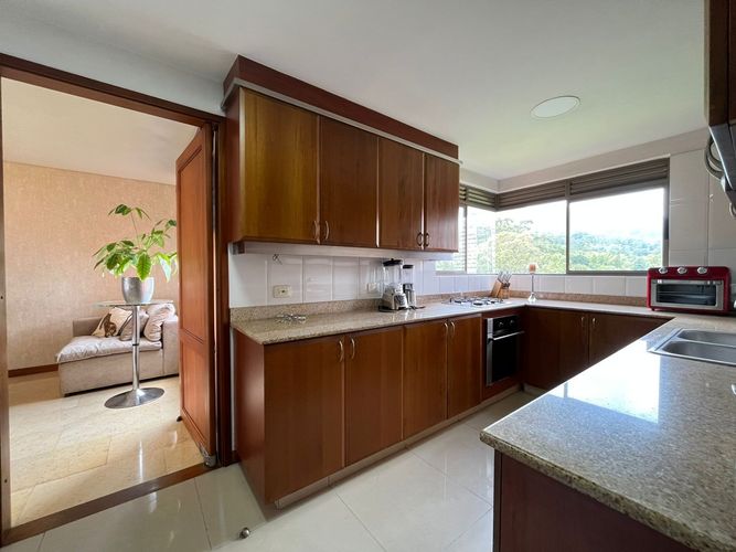 Apartamento de 3 alcobas en venta en El Poblado, Medellín, 215 m² · foto 8 de 19