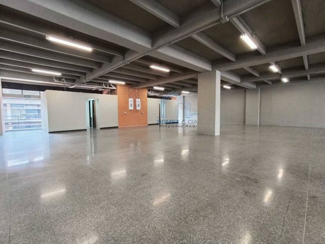 Oficina en arriendo en El Poblado, Medellín, 1940 m² · foto 2 de 6