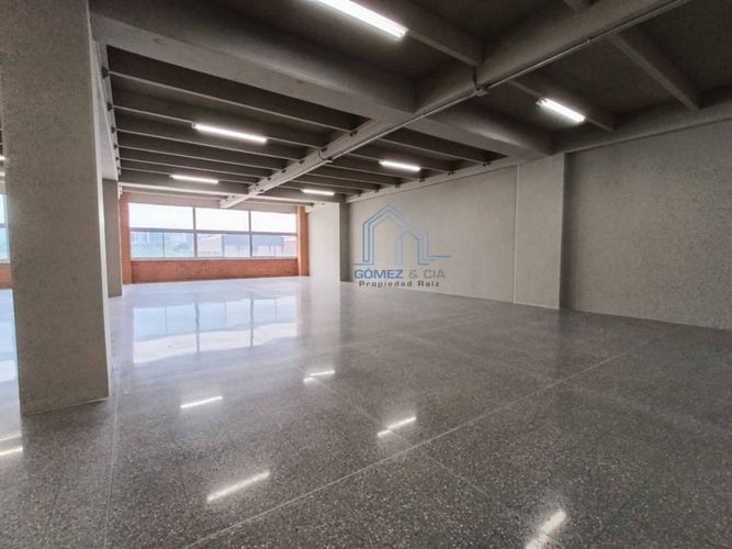 Oficina en arriendo en El Poblado, Medellín, 1940 m² · foto 3 de 6