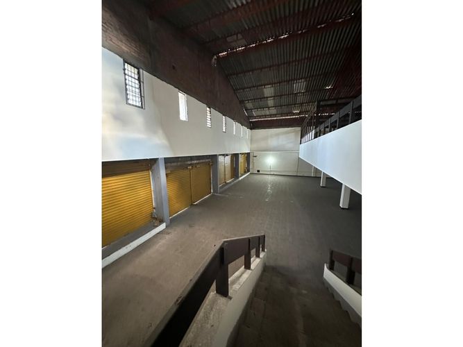 Bodega en venta en El Piloto, Cali, 2300 m² · foto 2 de 9
