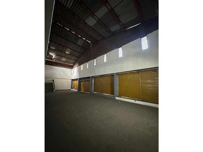 Bodega en venta en El Piloto, Cali, 2300 m² · foto 3 de 9