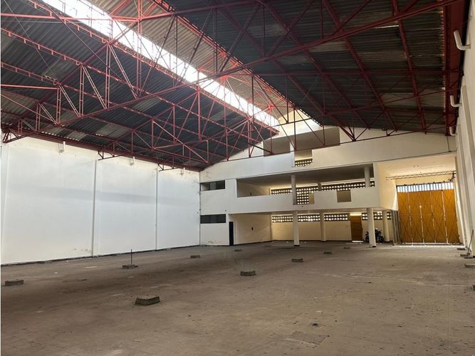 Bodega en venta en El Piloto, Cali, 2300 m² · foto 4 de 9