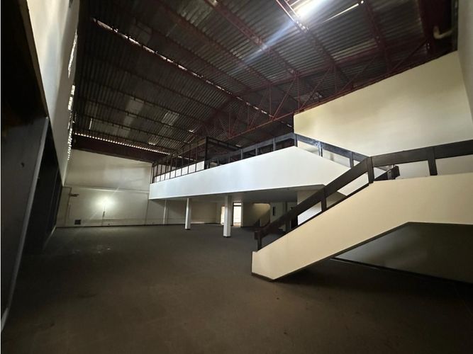 Bodega en venta en El Piloto, Cali, 2300 m² · foto 5 de 9
