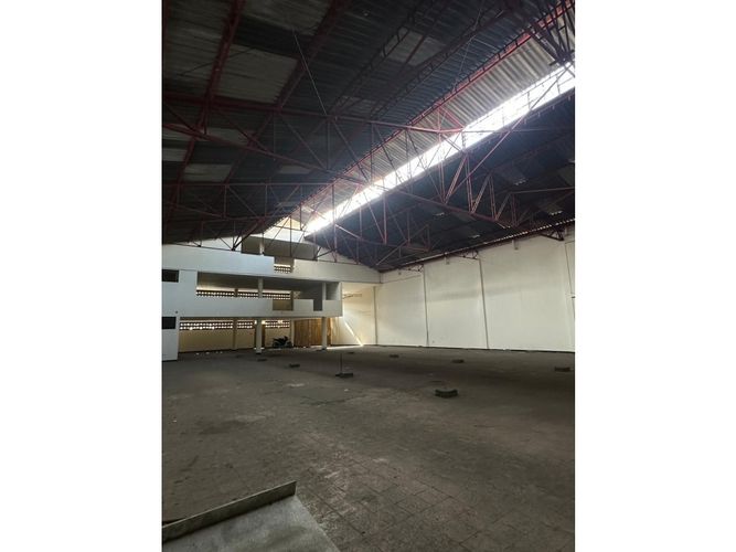 Bodega en venta en El Piloto, Cali, 2300 m² · foto 6 de 9