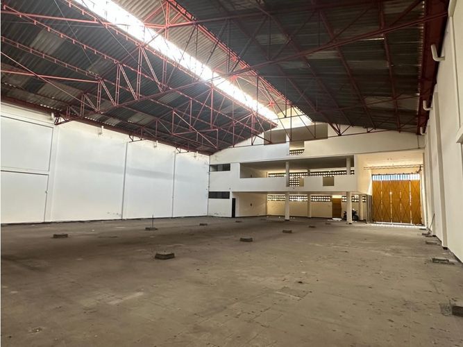 Bodega en venta en El Piloto, Cali, 2300 m² · foto 7 de 9
