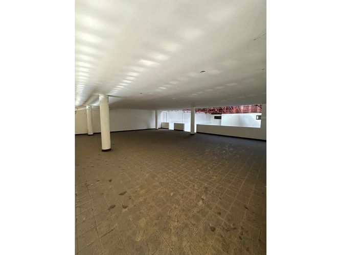 Bodega en venta en El Piloto, Cali, 2300 m² · foto 8 de 9