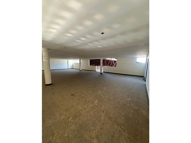 Bodega en venta en El Piloto, Cali, 2300 m² · foto 9 de 9