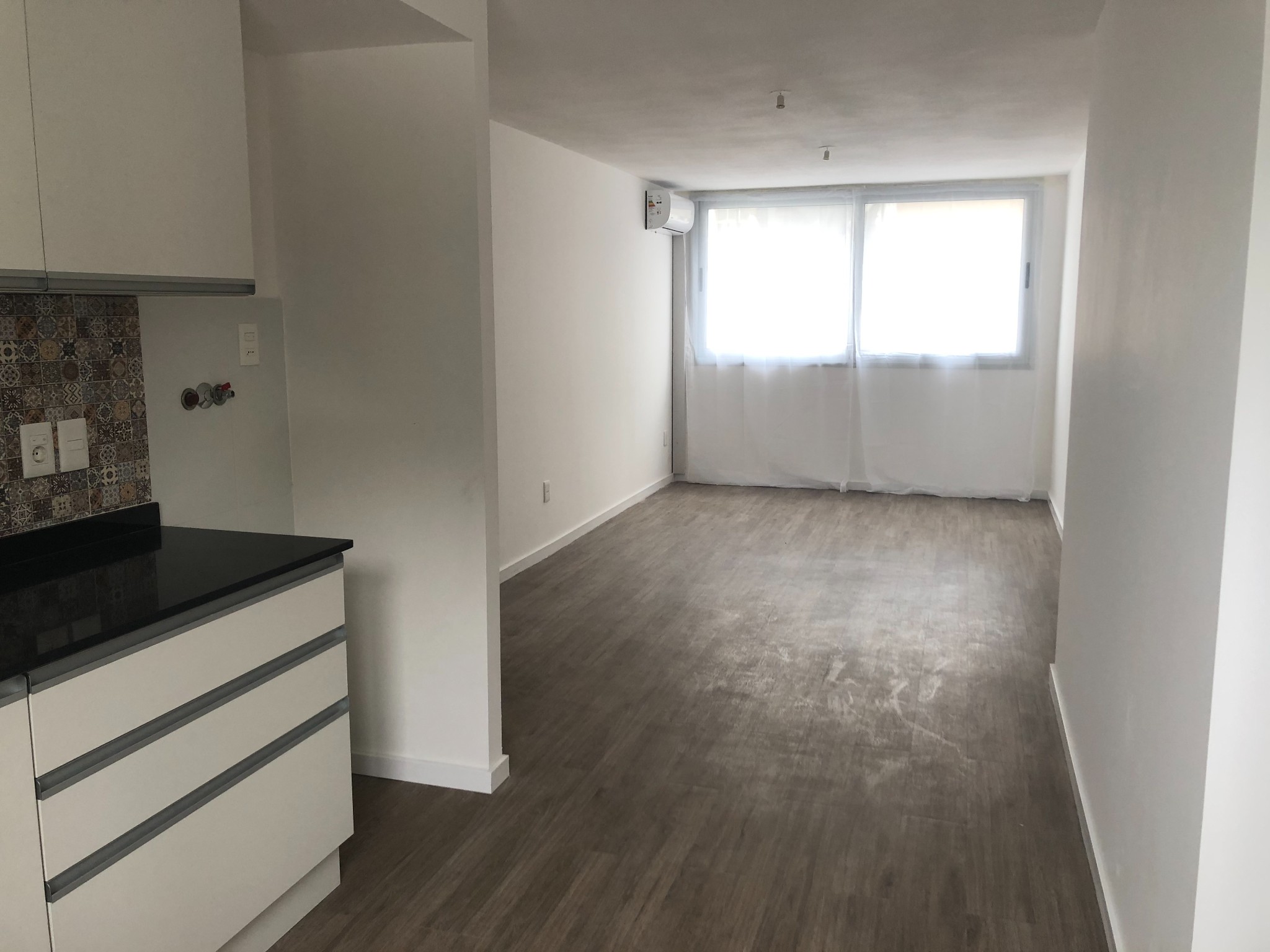EXCLUSIVO APARTAMENTO DE 2 DORMITORIOS CON GARAGE DOBLE EN TRES CRUCES, A PASOS DEL SHOPPING. · Foto 3