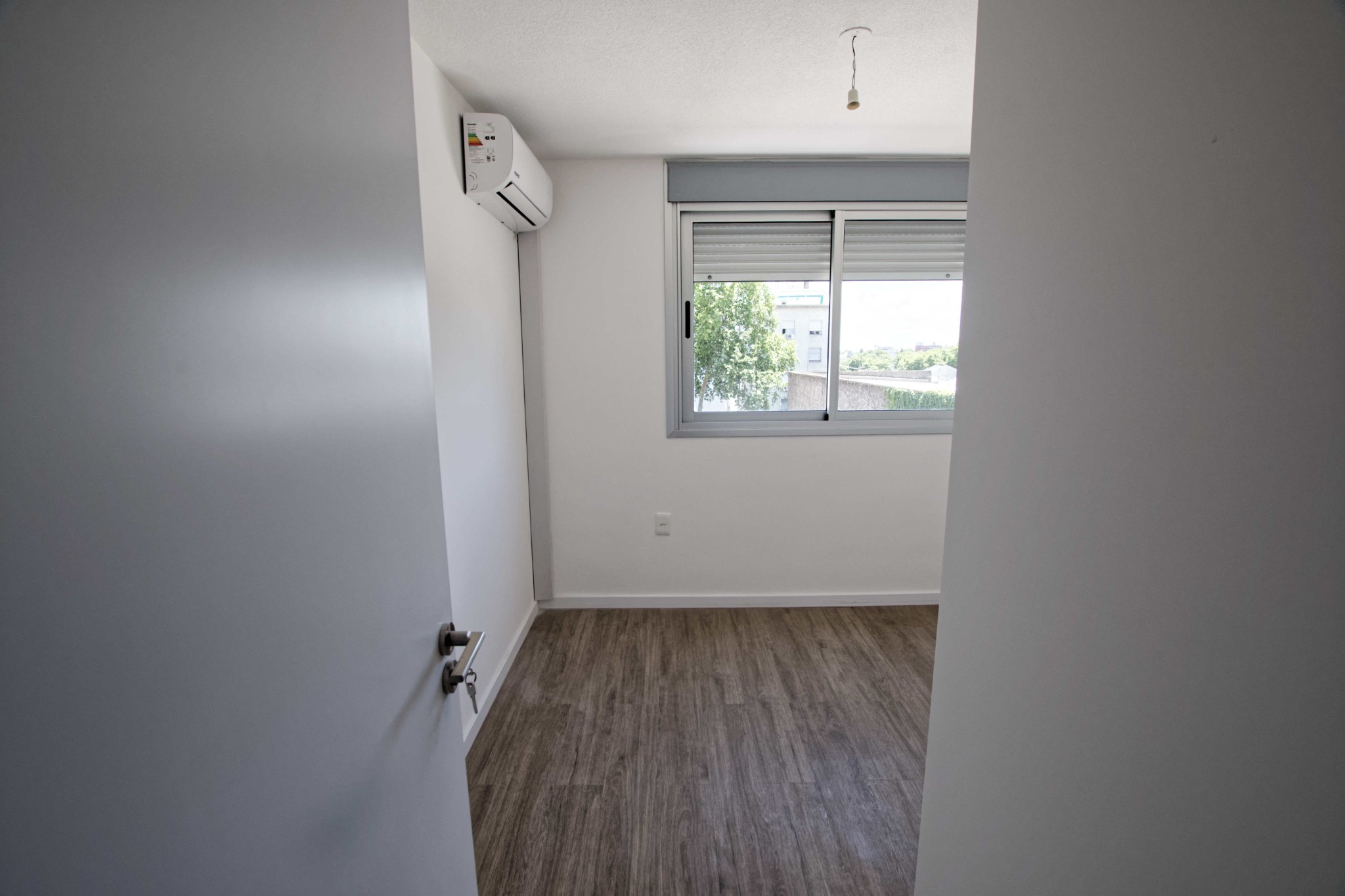 EXCLUSIVO APARTAMENTO DE 2 DORMITORIOS CON GARAGE DOBLE EN TRES CRUCES, A PASOS DEL SHOPPING. · Foto 7