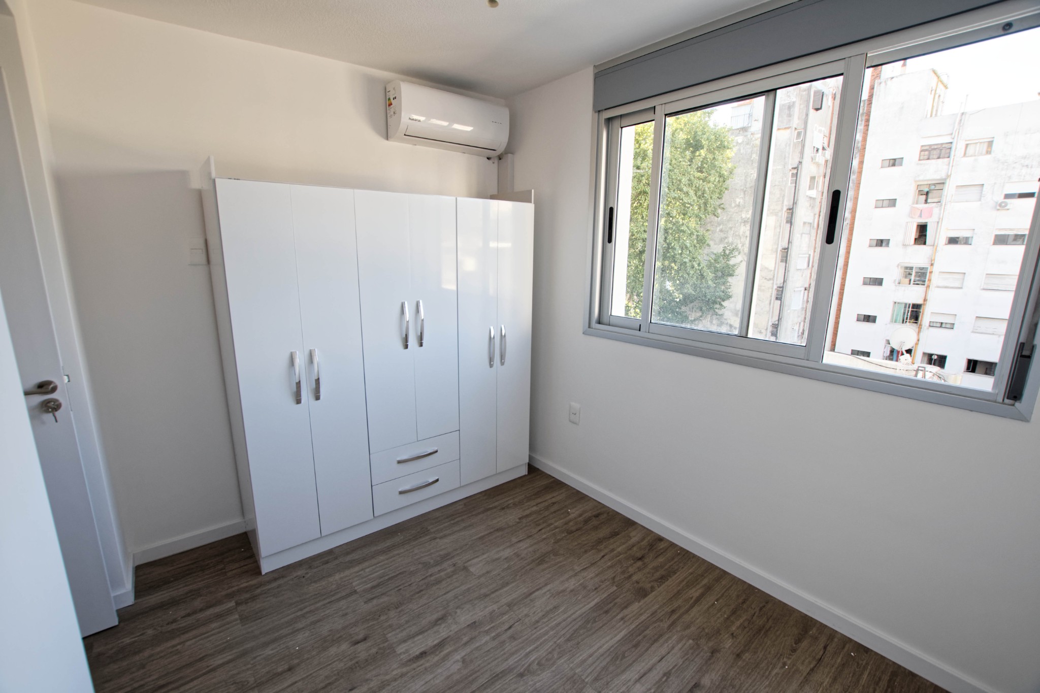 EXCLUSIVO APARTAMENTO DE 2 DORMITORIOS CON GARAGE DOBLE EN TRES CRUCES, A PASOS DEL SHOPPING. · Foto 6
