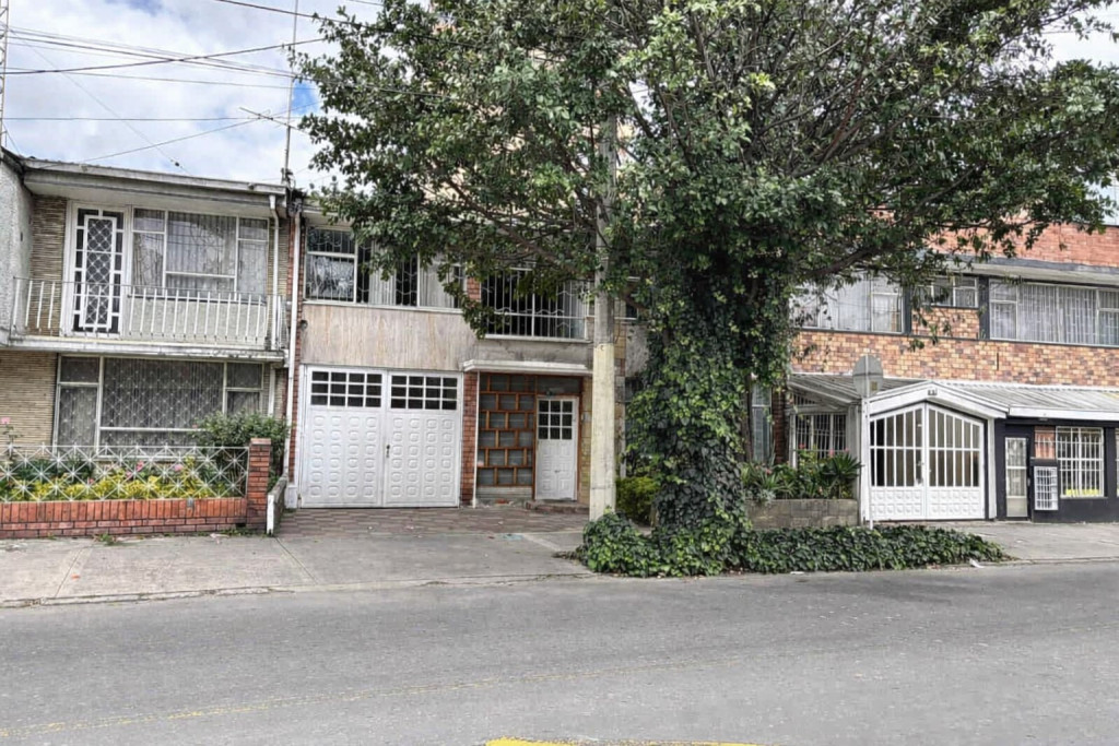 Casa en venta en Las Americas, Bogotá · foto 2 de 21