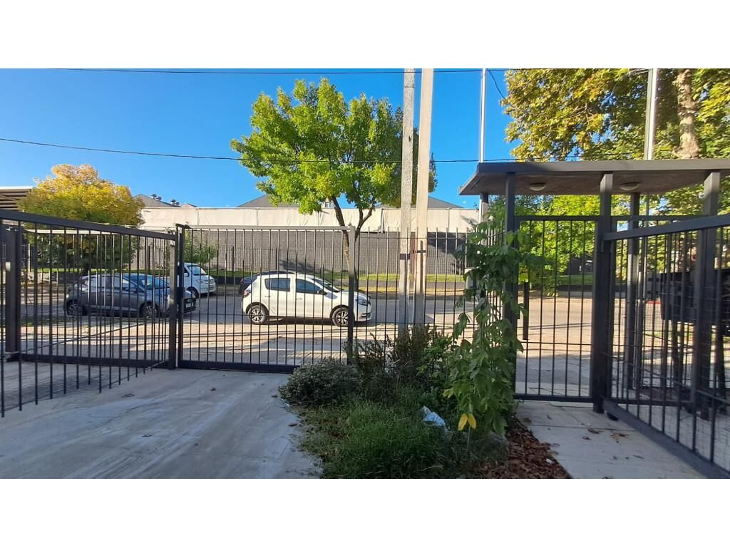 Tipo casa, con jardín y estacionamiento