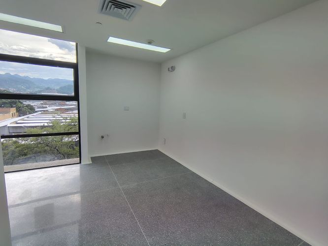 Consultorio en venta en El Poblado, Medellín, 30 m² · foto 2 de 7