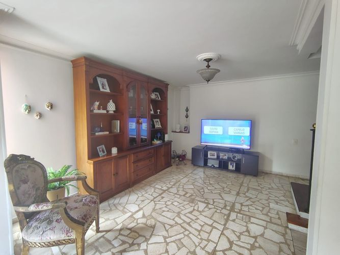Casa de 3 alcobas en venta en La Florida, Medellín, 256 m² · foto 14 de 20