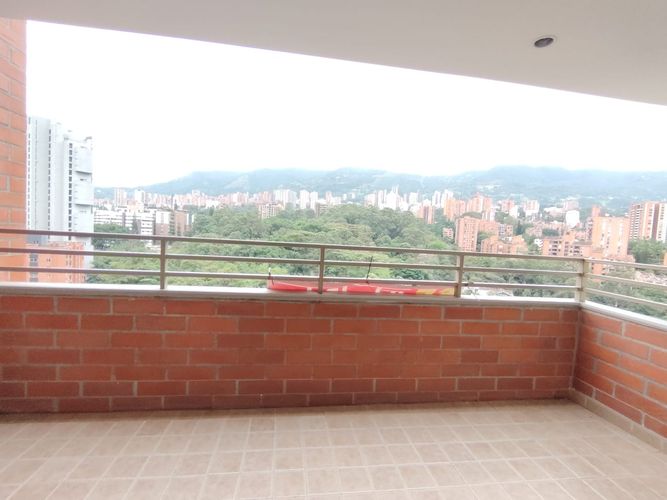 Apartamento de 3 alcobas en arriendo en La Frontera, Medellín, 137 m² · foto 3 de 19