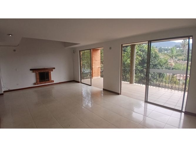 Casa de 3 alcobas en arriendo en Claraval, Medellín, 283 m² · foto 2 de 21