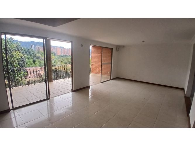 Casa de 3 alcobas en arriendo en Claraval, Medellín, 283 m² · foto 3 de 21