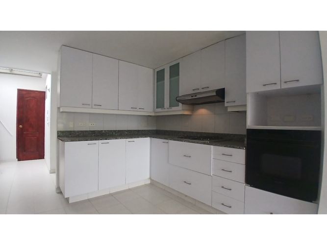 Casa de 3 alcobas en arriendo en Claraval, Medellín, 283 m² · foto 5 de 21