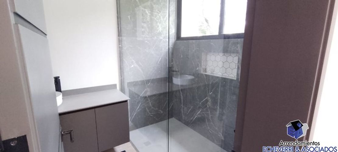 Casa de 5 alcobas en venta en Los Balsos, Medellín · foto 23 de 24