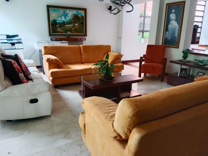 Casa de 4 alcobas en venta en La Inmaculada, Envigado, 550 m² · foto 2 de 17