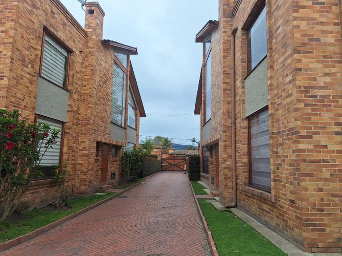 Casa de 5 alcobas en venta en San Jose De Bavaria, Bogotá, 550 m² · foto 2 de 24