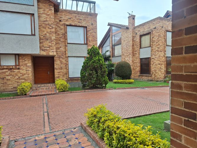 Casa de 5 alcobas en venta en San Jose De Bavaria, Bogotá, 550 m² · foto 3 de 24