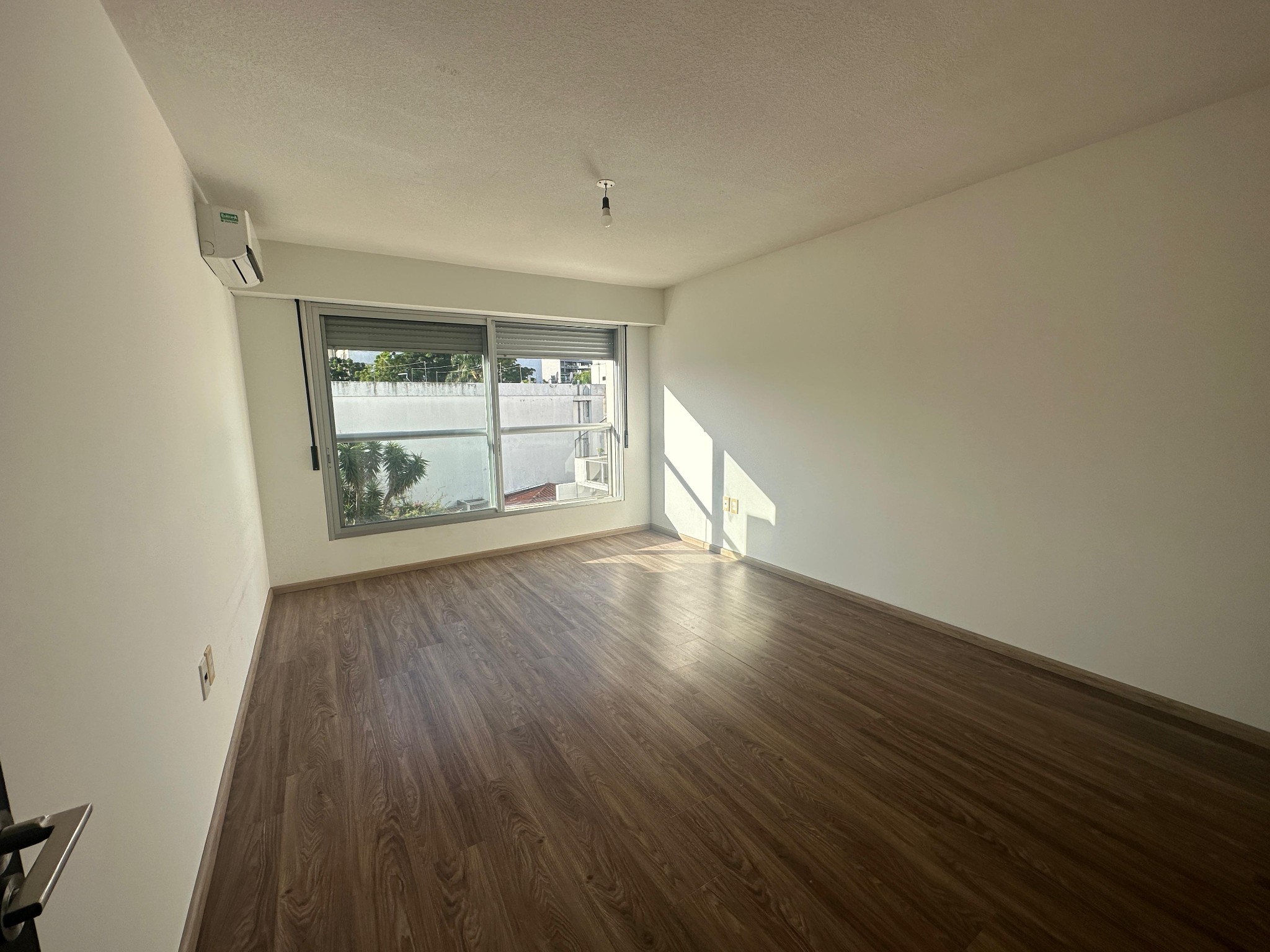 Zona Pocitos.Avenida 26 de Marzo y Buxareo.Próximo Rambla.1 dorm.Amplio 44 m²,soleado y vista despejada. - Vista 5