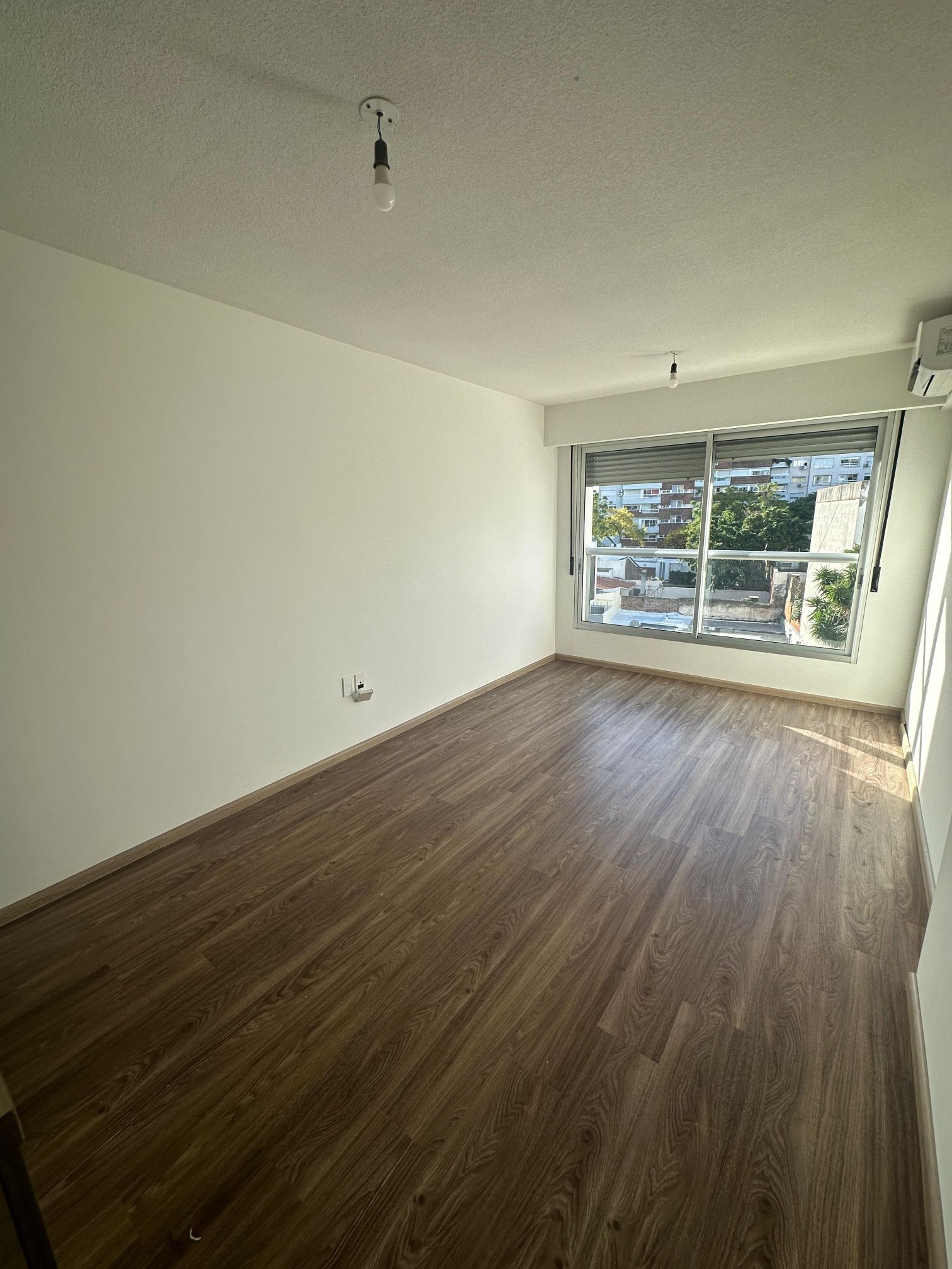 Zona Pocitos.Avenida 26 de Marzo y Buxareo.Próximo Rambla.1 dorm.Amplio 44 m²,soleado y vista despejada. - Altro
